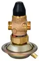Danfoss Druckregulator mit zwei Anschlussgewinden und einer unteren Montageplatte. Das Gerät scheint für die Regulierung von Druckströmen in Rohrleitungen konzipiert zu sein.